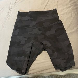 lulu lemon align camo shorts • size 4, 8”